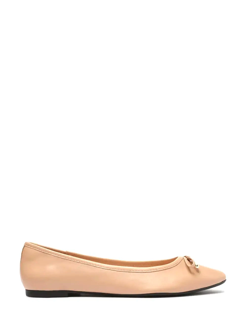 Sabrina Arezzo em Pele Beige e Biqueira Fina