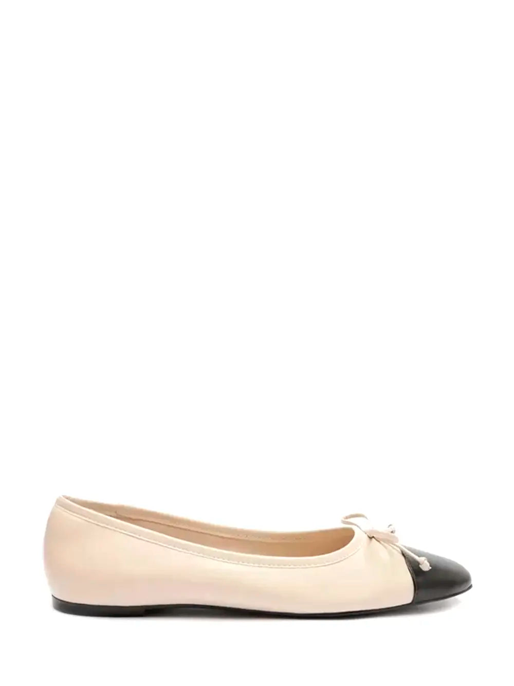 Sabrina Arezzo em Pele Beige e Biqueira Preta
