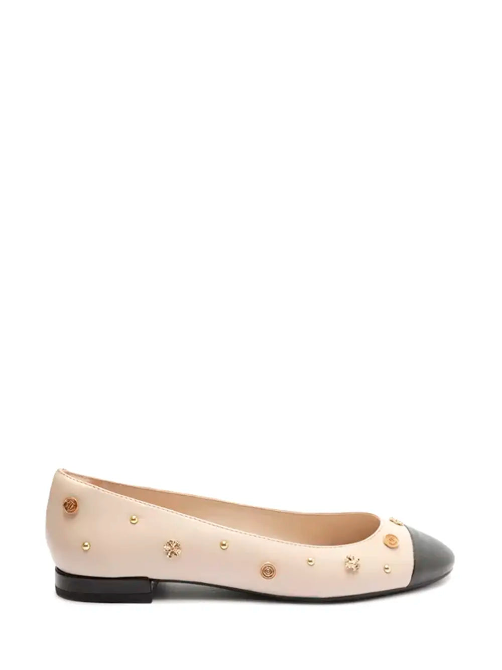Sabrina Arezzo em Pele Beige e Aplicações