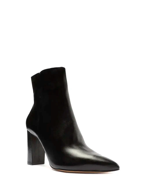 Bota Preta Arezzo em Pele e Biqueira Fina
