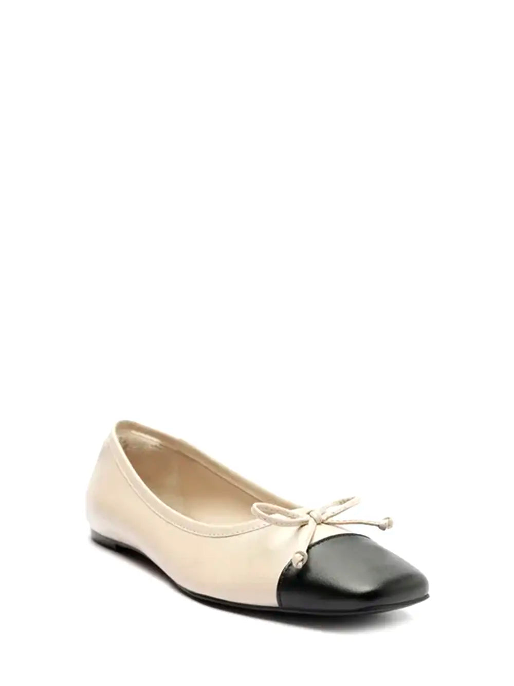 Sabrina Arezzo em Pele Beige e Biqueira Preta