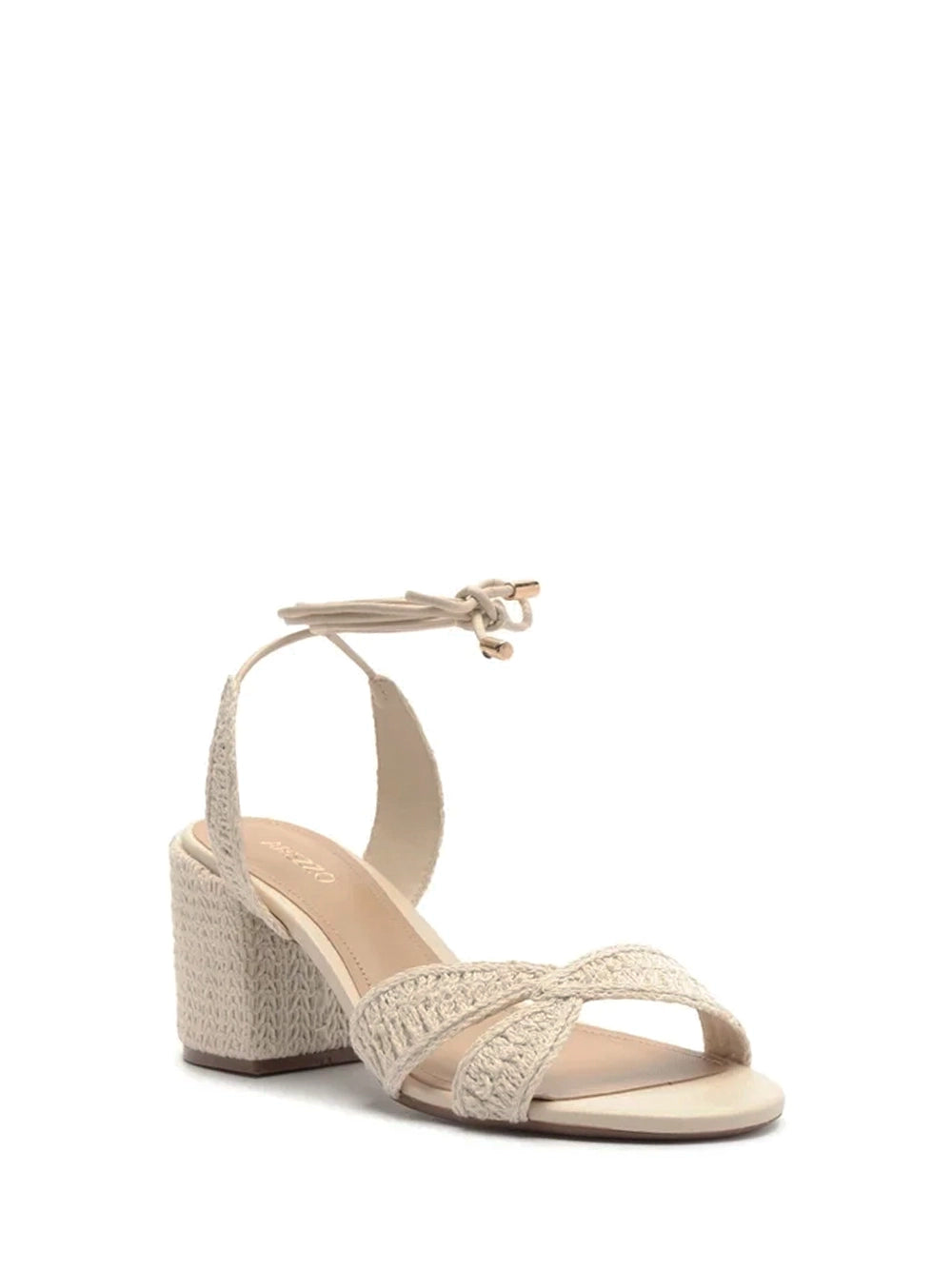 Sandália em Pele Off-White e Bordado Cruzado