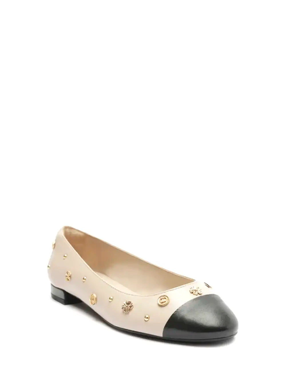 Sabrina Arezzo em Pele Beige e Aplicações