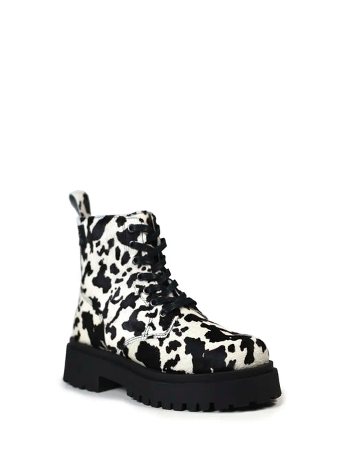 Bota Preta em Animal Print de Vaca