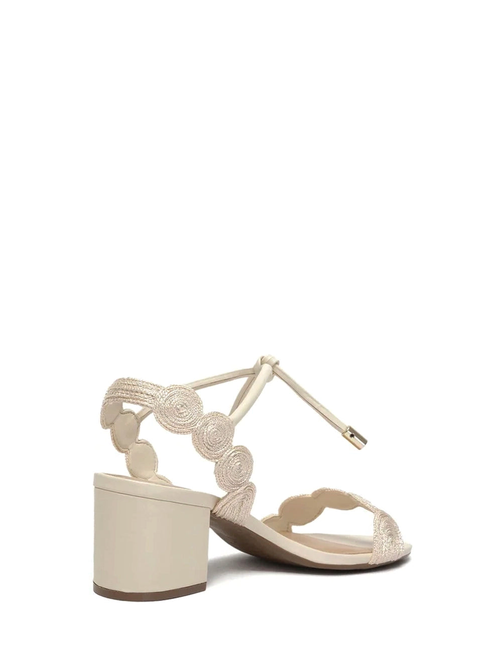 Sandália em Pele Off-White e Tiras Bordadas