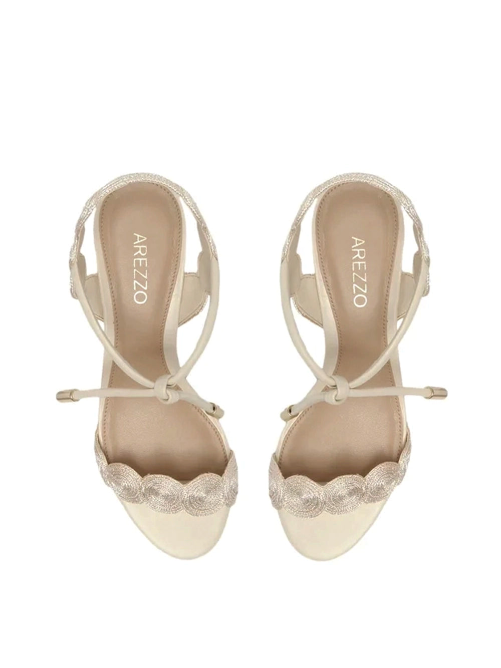 Sandália em Pele Off-White e Tiras Bordadas