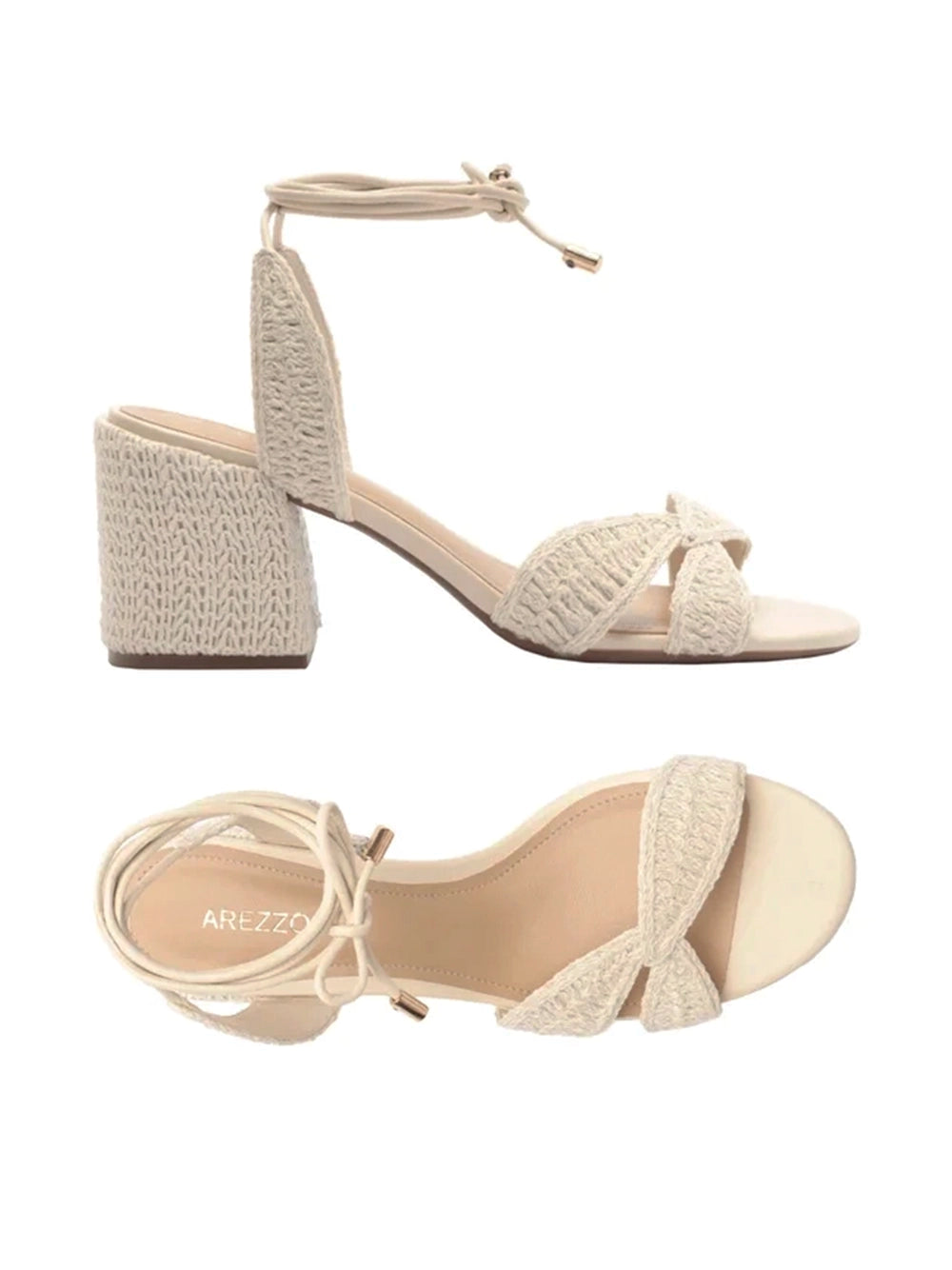 Sandália em Pele Off-White e Bordado Cruzado