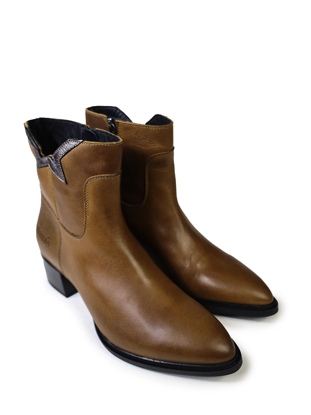 Bota em Pele Camel e Recorte Estrela