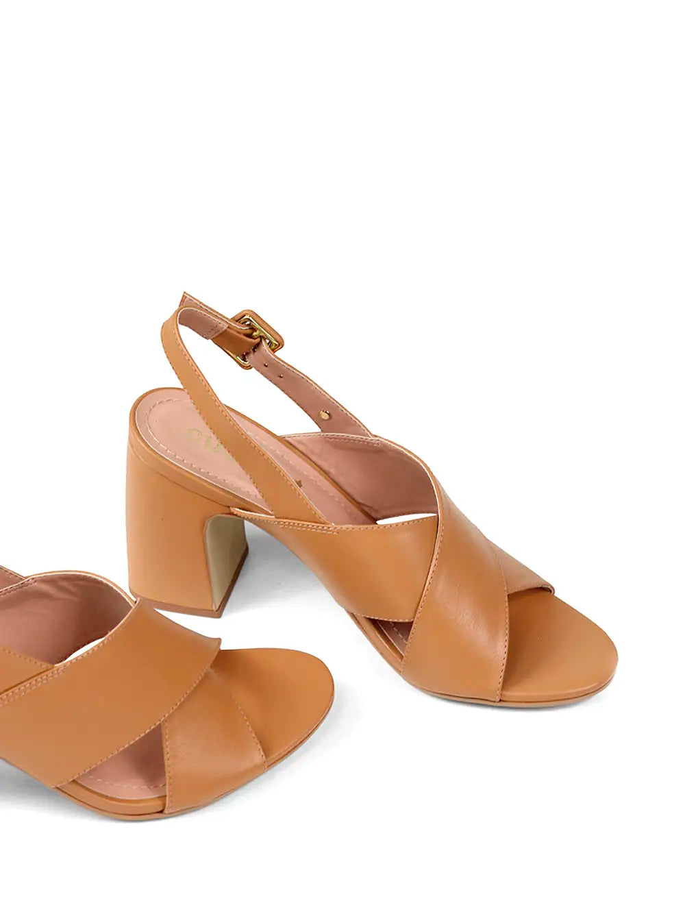 Sandália em Pele Camel com Tiras Cruzadas