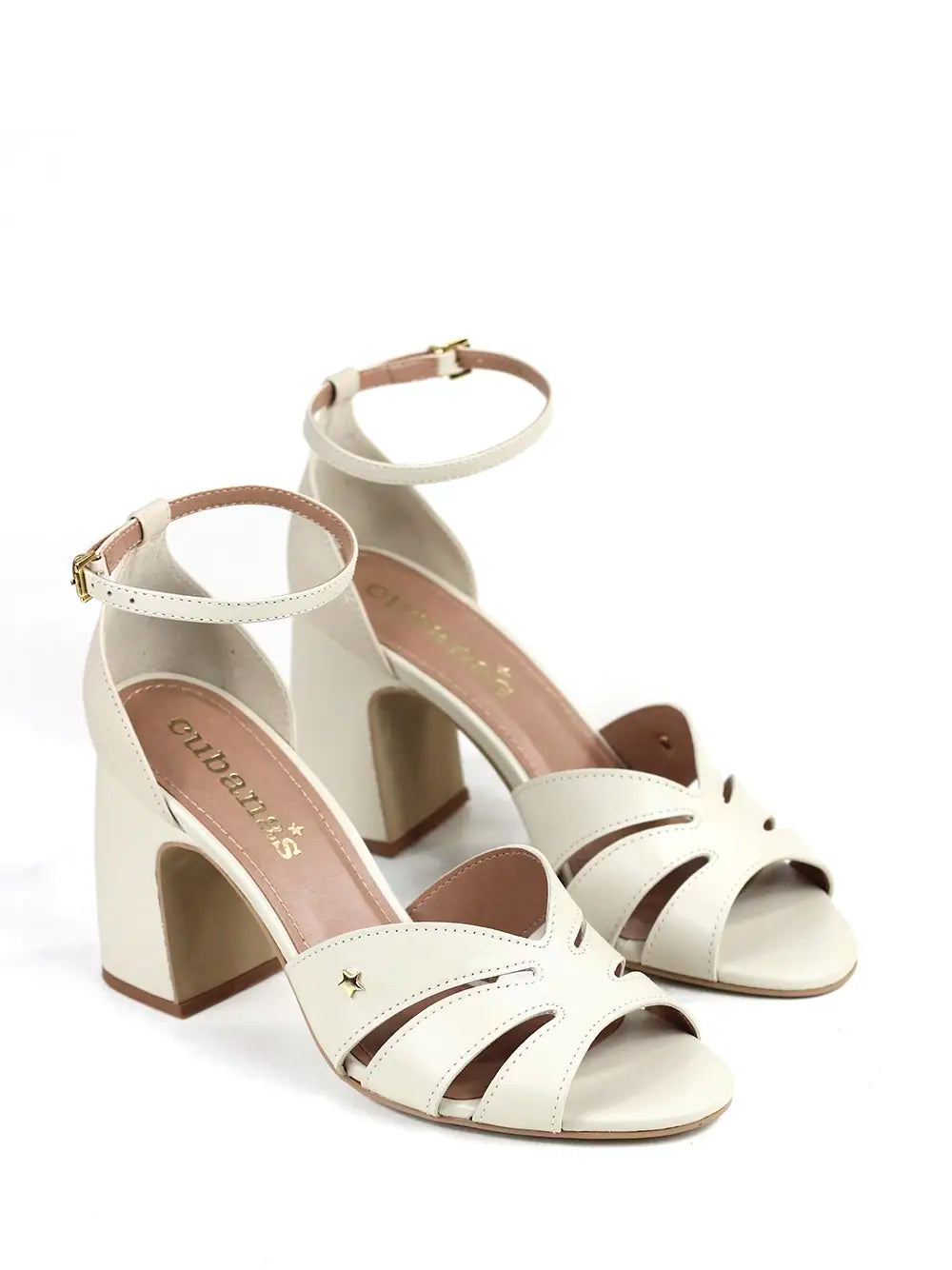Sandália em Pele Off-White e Salto Alto