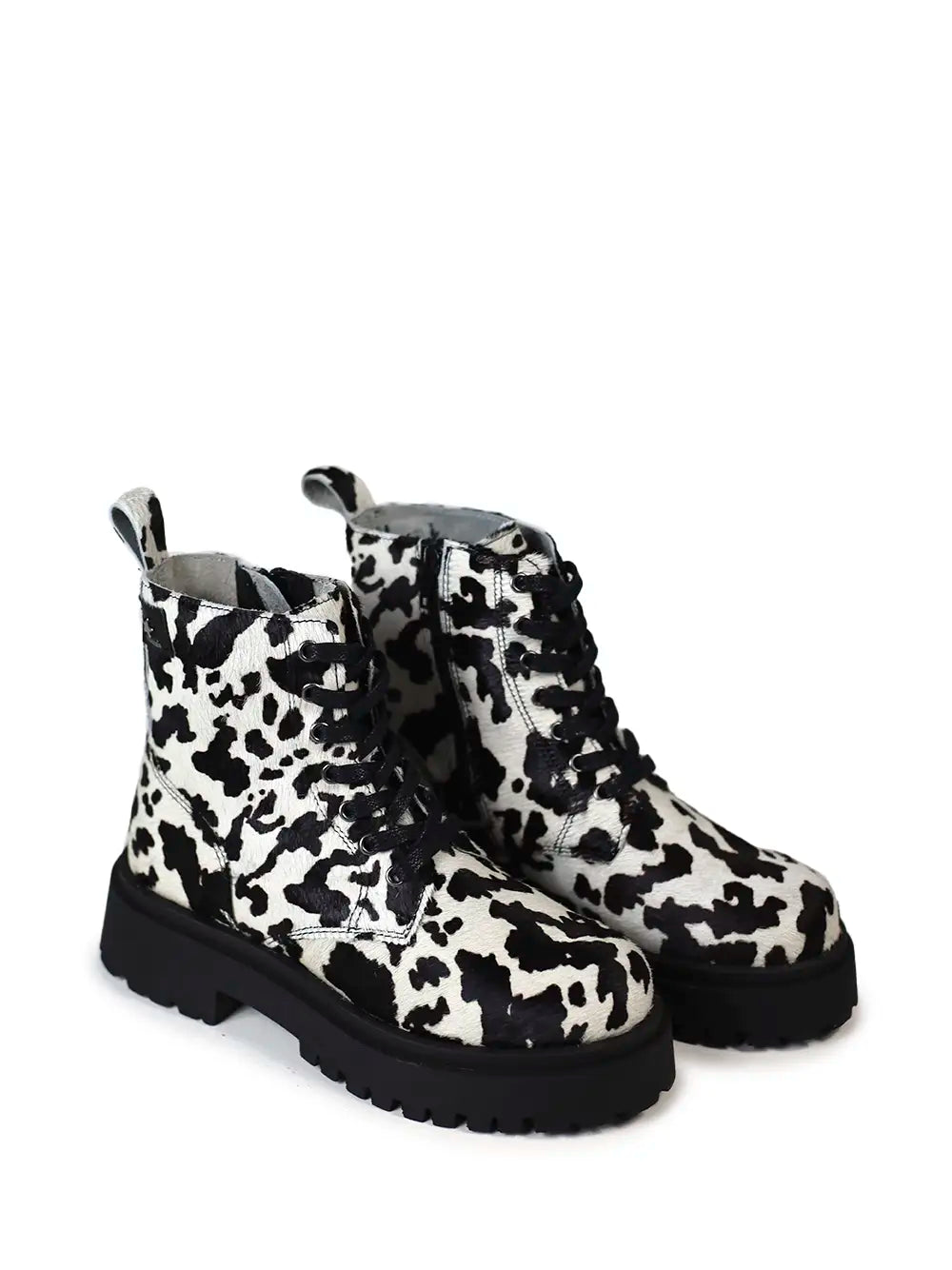 Bota Preta em Animal Print de Vaca