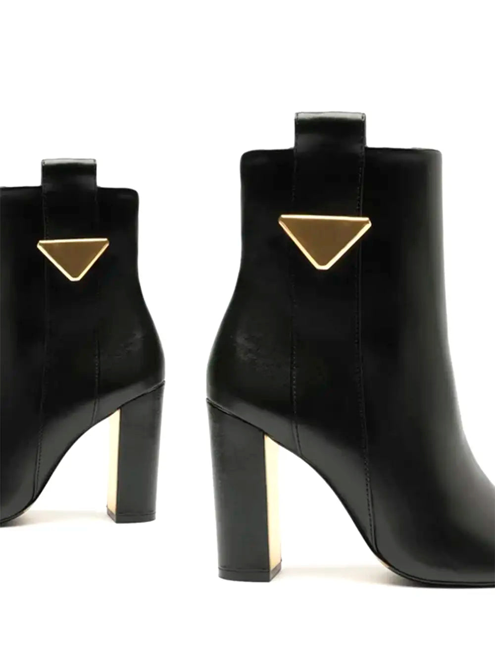 Bota Preta Schutz em Pele e Pormenor em Dourado